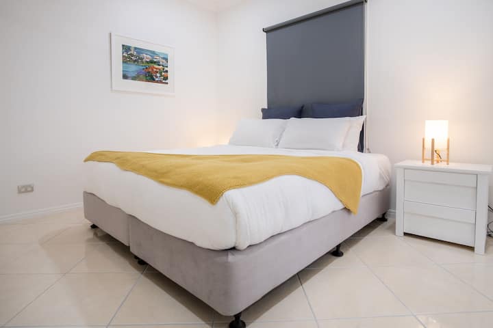 Kitanda aina ya King katika chumba kilicho chini ya sakafu.