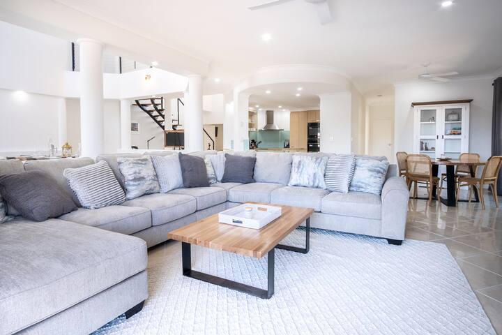 Parrearra Paradise On The Canal With Water Slide! gallery image 3