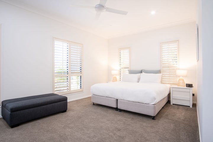 Kitanda aina ya King katika chumba cha kulala kilicho upande wa mbele wa nyumba.