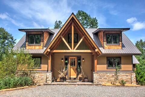 Riverfront Lodge w/ Hot Tub + Biltmore Pass