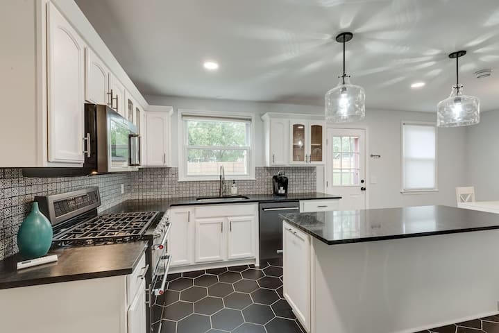 Oasis of Nashville, With a pool and Hot Tub !