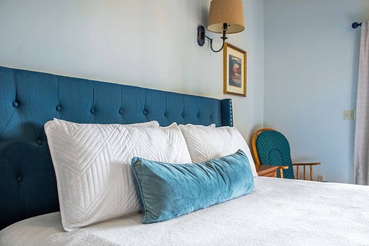 Dormitorio 7: cama tamaño king de primer nivel y dos camas individuales con patio semiprivado
