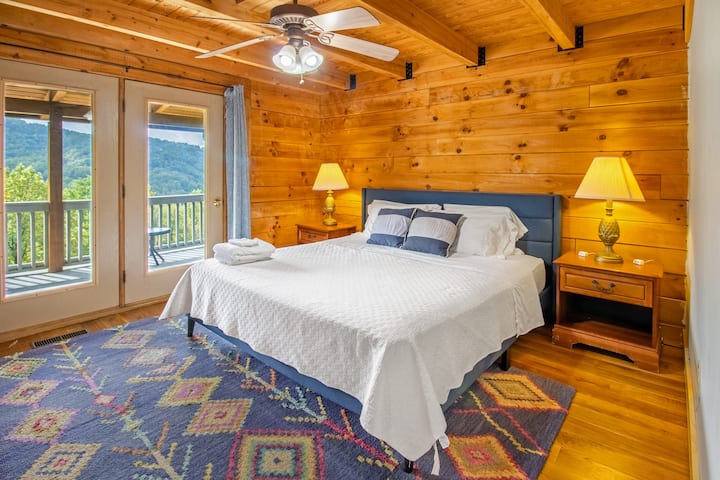 Dormitorio 2: dormitorio king en el nivel principal con terraza semiprivada