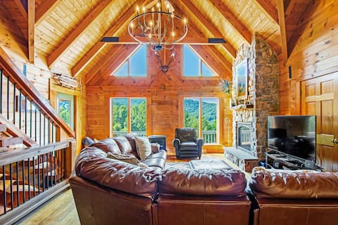 Hot Tub, Scenic Views, Pet Friendly!