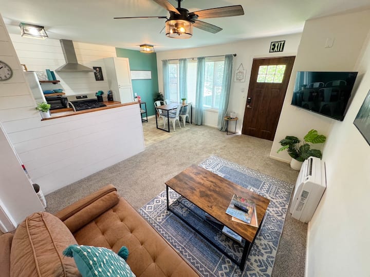 להתכרבל בסלון אחרי יום ארוך של סיור בבלאק הילס!