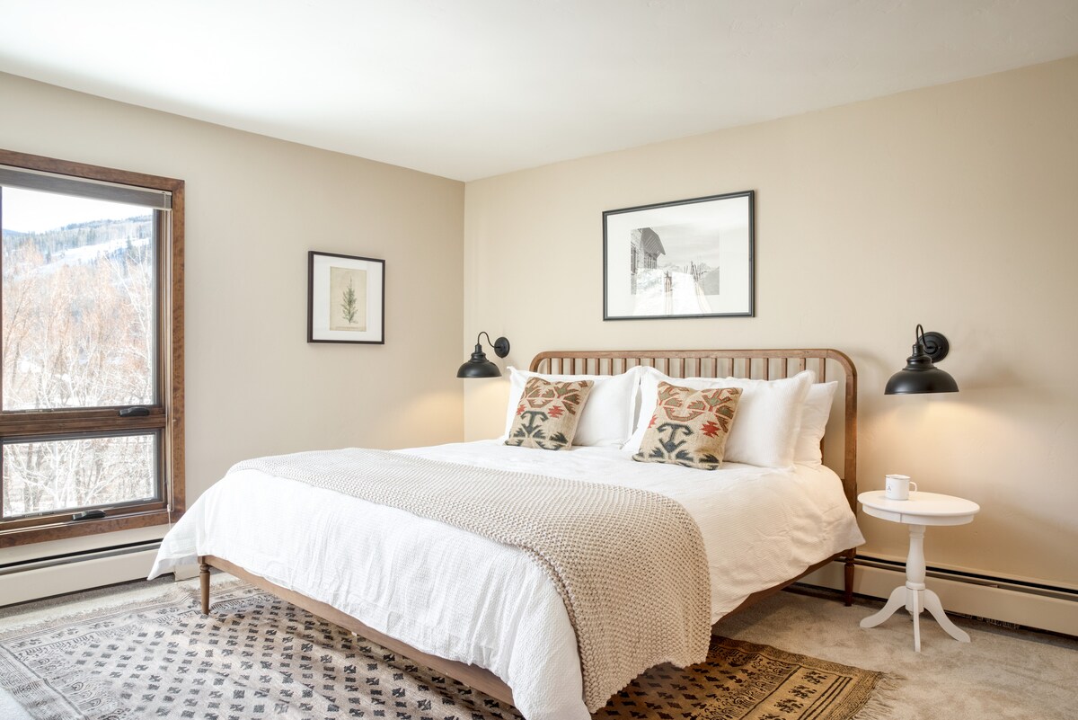 El dormitorio 2 cuenta con una cama tamaño king.