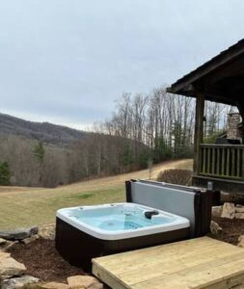 Log Cabin with Mountain Views, Hot Tub & Huge Yard