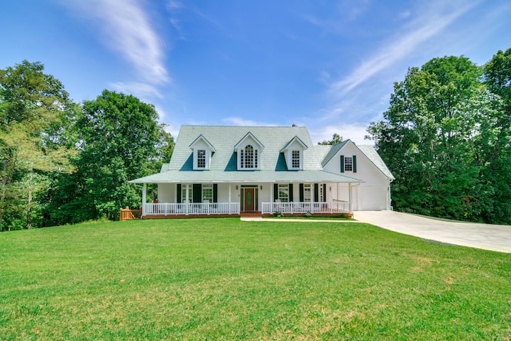 Lake Cumberland Retreat w/ Deck & Views!
