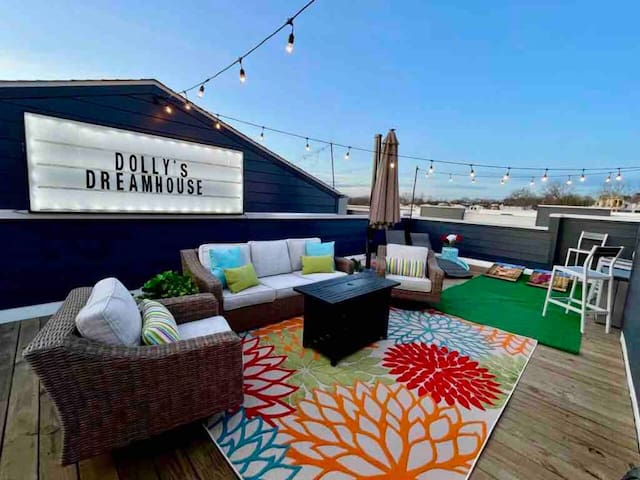 Dolly’s Dreamhouse | Downtown Views | Sleeps 14