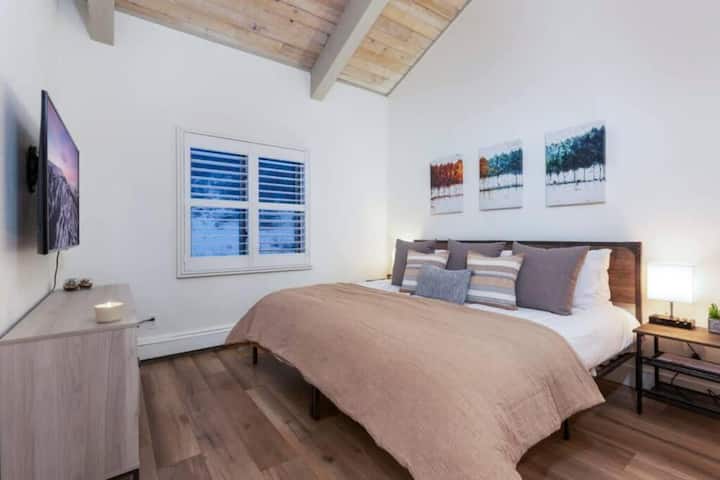 ห้องนอนที่ 3 พร้อมเตียงคิงไซส์และสมาร์ททีวี