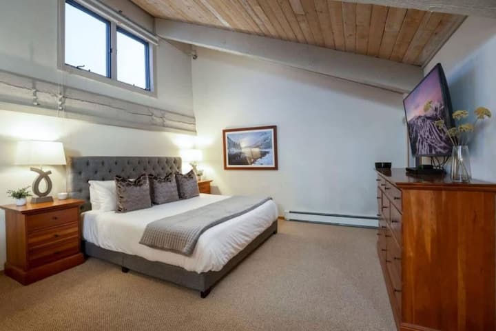 Примарна спална соба во поткровје со брачен кревет (широк 150-179 см)