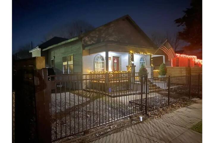 StockYards!-1.5 blk-TCU-Cowboy Cottage sleeps 9 gallery image 5