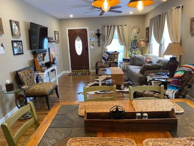 StockYards!-1.5 blk-TCU-Cowboy Cottage sleeps 9 gallery image 3