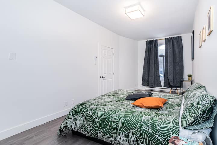 Une chambre blanche et lumineuse, agrémentée d'un drap vert frais, qui apporte une touche de nature et de tranquillité à l'espace.