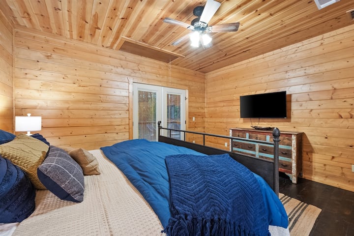 La espaciosa suite principal cuenta con ropa de cama acogedora, un televisor inteligente para tu entretenimiento y un baño privado para el refugio perfecto después de un día explorando Broken Bow-Hochatown.