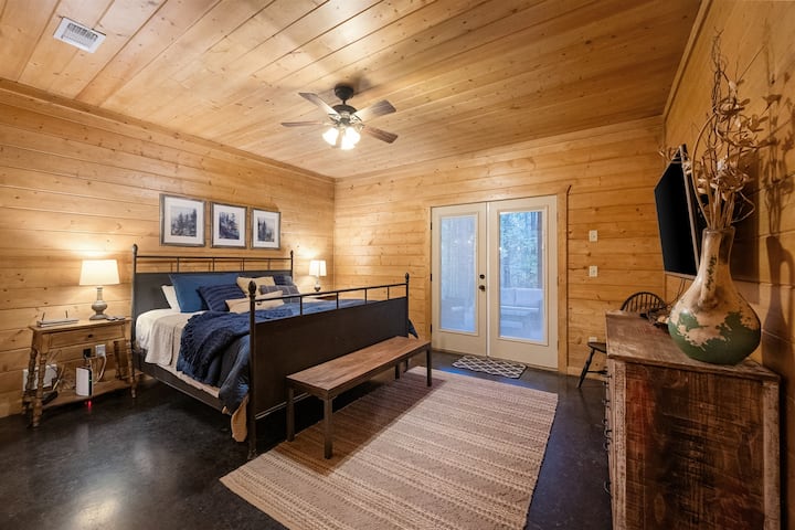 Desde la lujosa cama tamaño king hasta la indulgente bañera, esta suite principal ofrece todo lo que necesitas para una estancia relajante. Además, el patio al aire libre ofrece una escapada tranquila a la naturaleza.