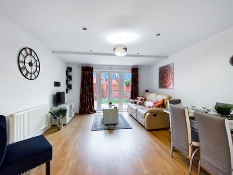 5 bed townhouse nr Reading centre. Garden/Parking