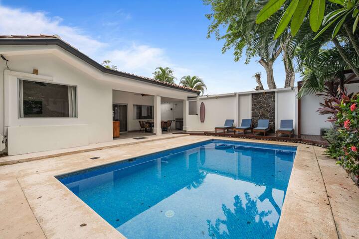 7 min walk to Surfing Paradise, Pool & Ocean Fun