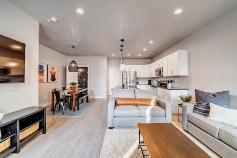 Upscale Bluffdale Townhome w/2 Car Garage