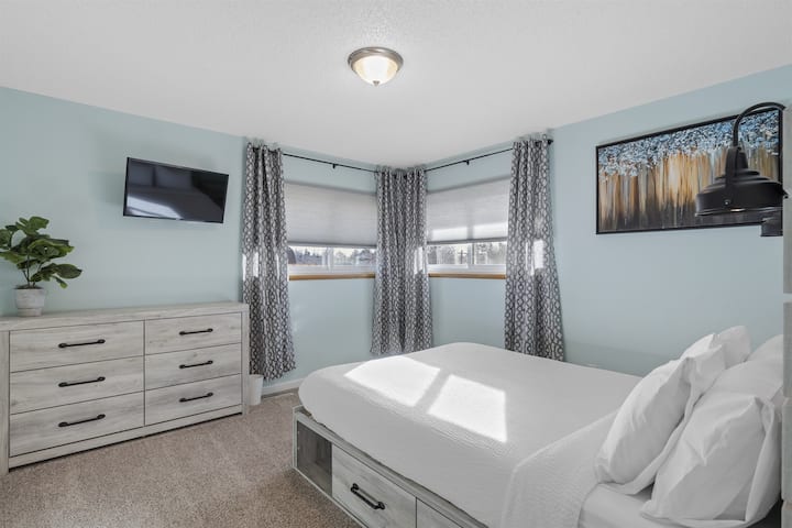 Profitez d'une excellente nuit de sommeil dans notre chambre Queen Size au rez-de-chaussée.