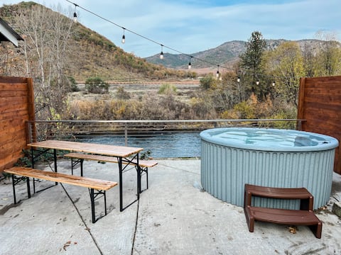 Hot Tub w/ River Views / Private Patio / Spacious