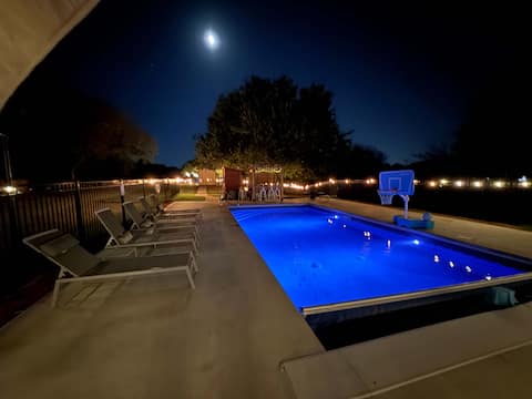 The Lodge-pool-Hot tub-7 BR, 6BA, dine 24,sleep 30