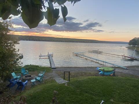 5-Bdrm Lakefront Retreat w.Charming Guest House: 1