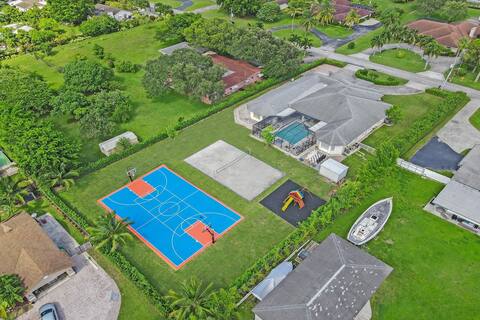Luxury 8BR Estate w/ POOL & Gameroom - 24 Guests
