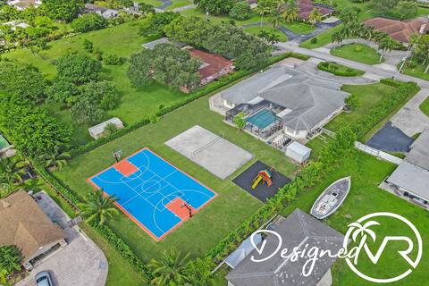 Luxury 8BR Estate w/ POOL & Gameroom - 24 Guests