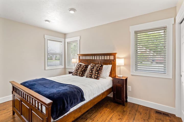 غرفة نوم 1 بسرير كوين مريح ومساحة عمل