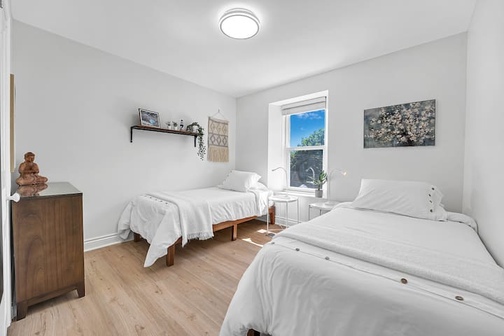 Vitanda viwili vinaweza kusukumwa pamoja ikiwa vinataka. Chumba hiki kina kabati na kabati la kujipambia