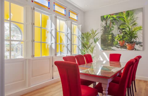 Airbnb con mejor rendimiento: Luxury 4-Bedroom Apt | Patio & Rooftop Terrace en Ayamonte