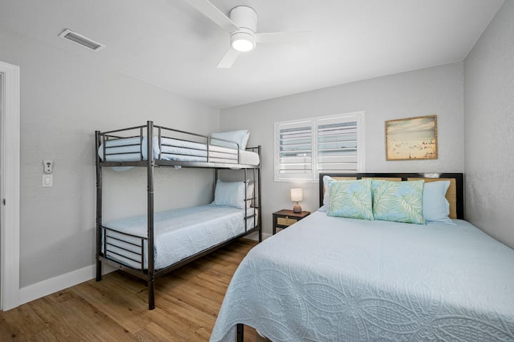 Chumvi- Chumba cha kulala cha mgeni kilicho na mabanda ya kifalme na mapacha