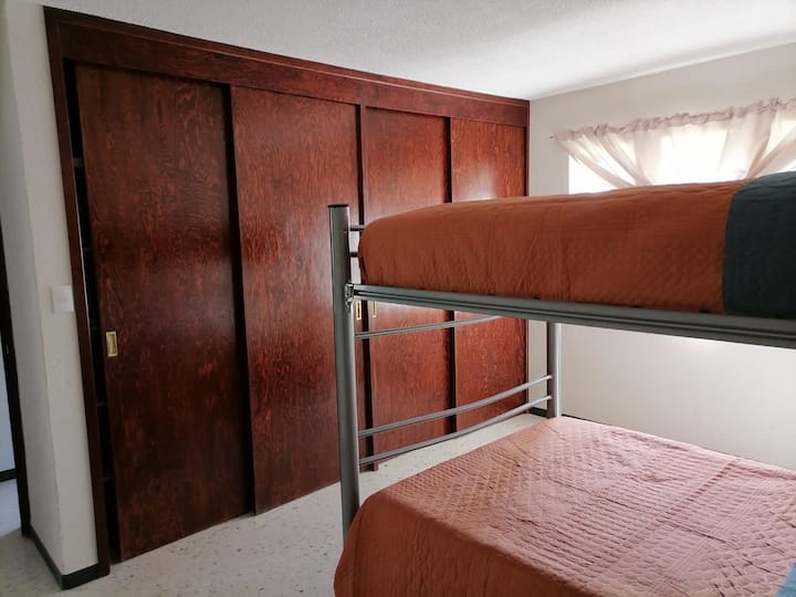 أسرّة وخزائن واسعة جدًا
