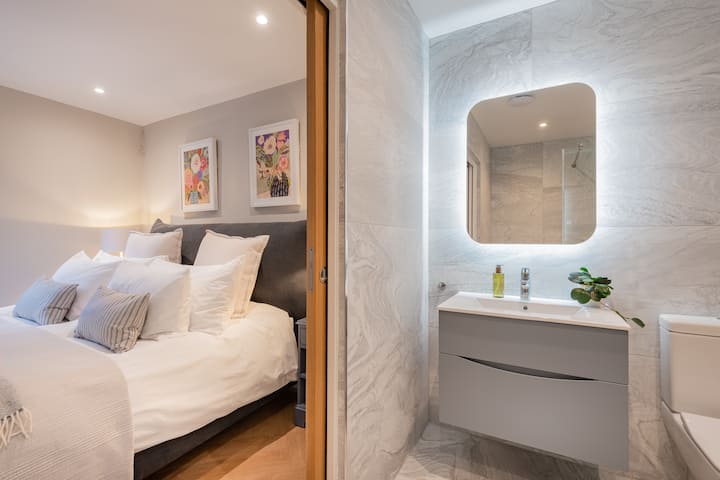 Beech Rock, boutique, all suite home with Hot tub!