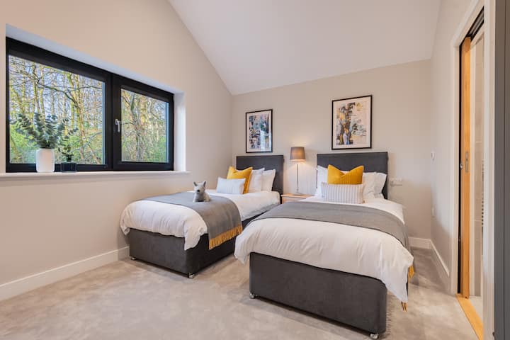Beech Rock, boutique, all suite home with Hot tub!
