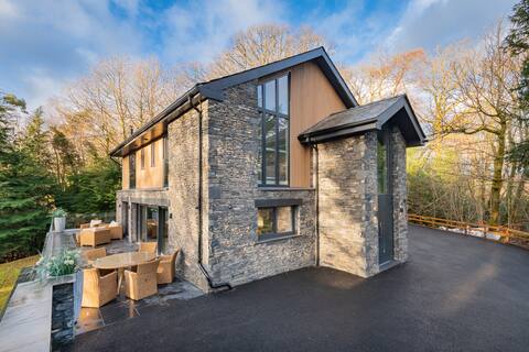 Beech Rock - Boutique, Luxury Home with Hot Tub!