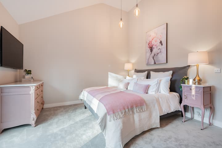 Beech Rock, boutique, all suite home with Hot tub!