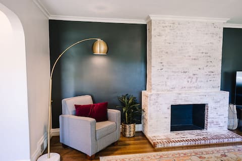 Large 4 BR, Game Room, *Midweek stay discounts*