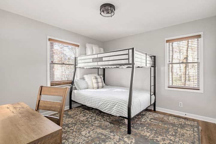 חדר שינה לאורחים עם מיטת קווין סייז ומיטת קומתיים מלאה