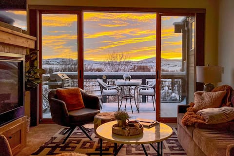 Walkable Park Mountain Getaway: Hot Tub & Views!