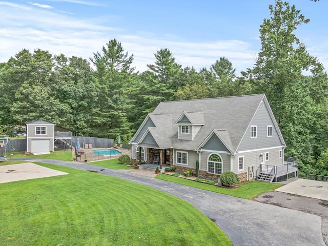 Asheville: Secluded with Pool, HotTub, & MovieRoom