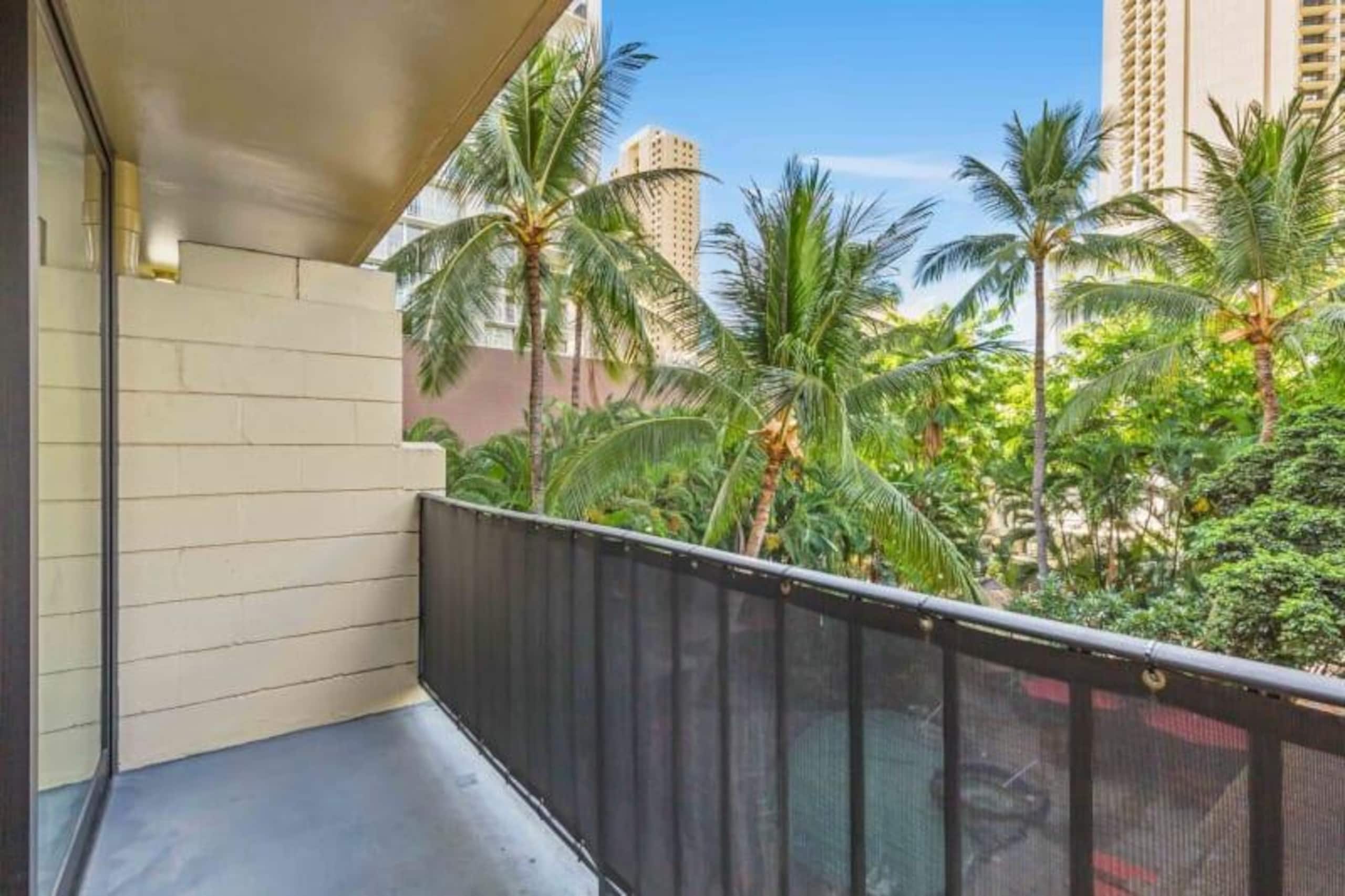Condo in Honolulu · ★4.5 · Studio · 1 bed · 1 private bath - Image 1