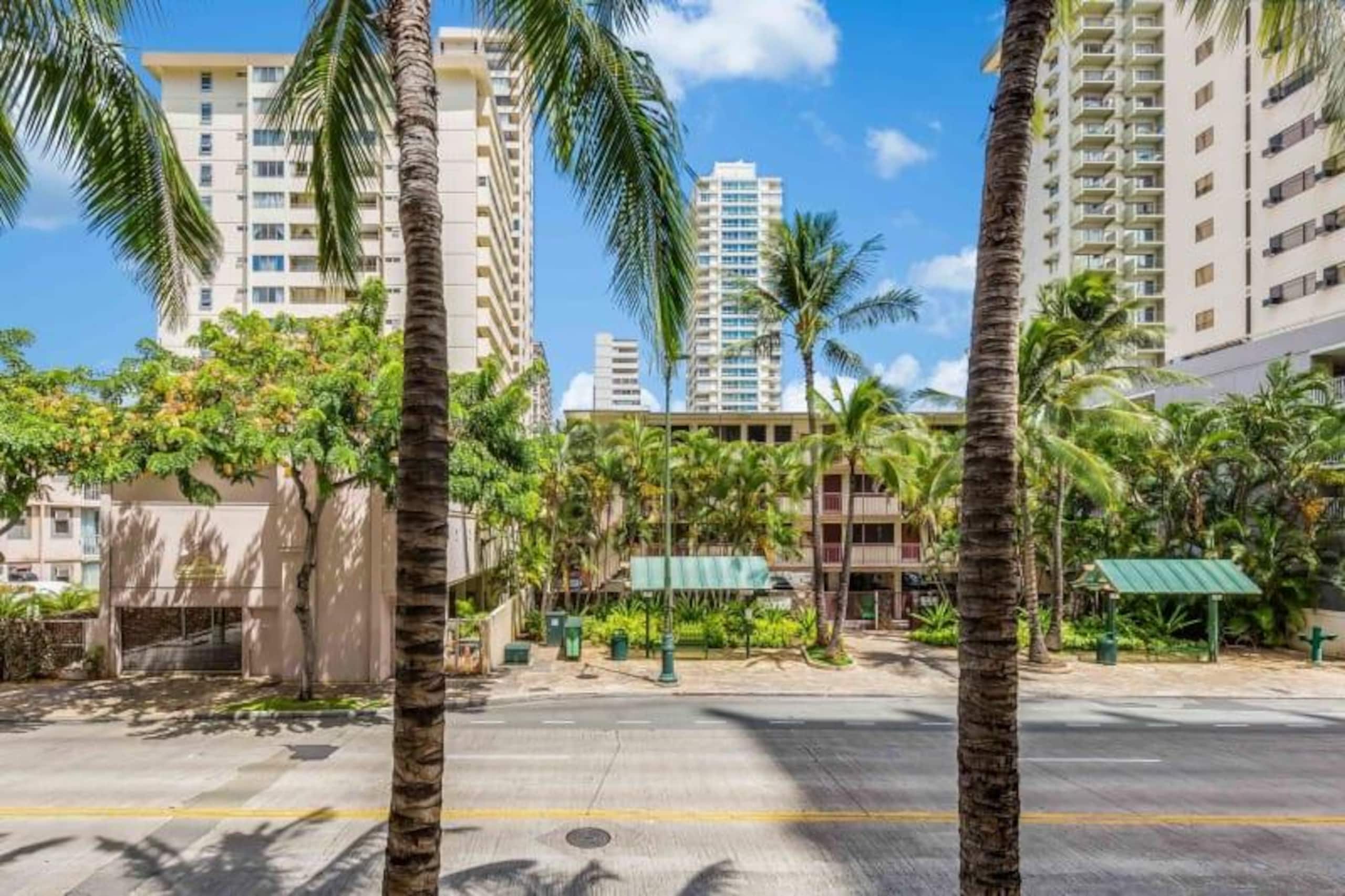 Condo in Honolulu · ★4.25 · Studio · 1 bed · 1 private bath - Image 8