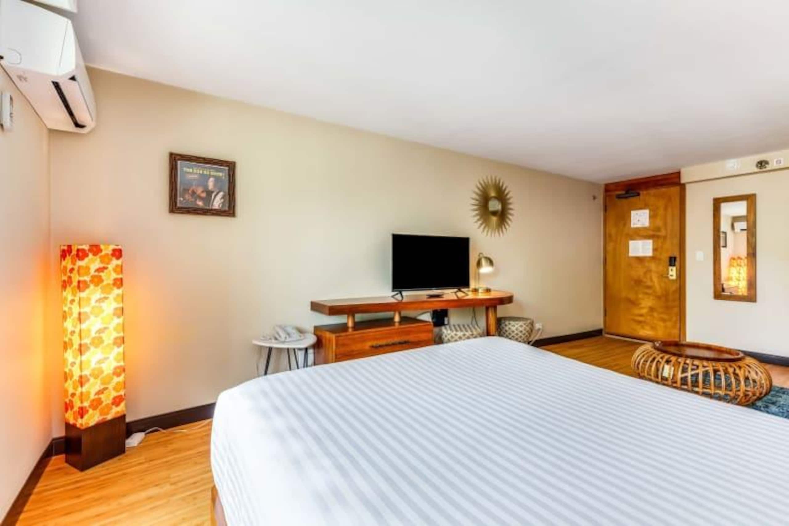 Condo in Honolulu · ★4.25 · Studio · 1 bed · 1 private bath - Image 13
