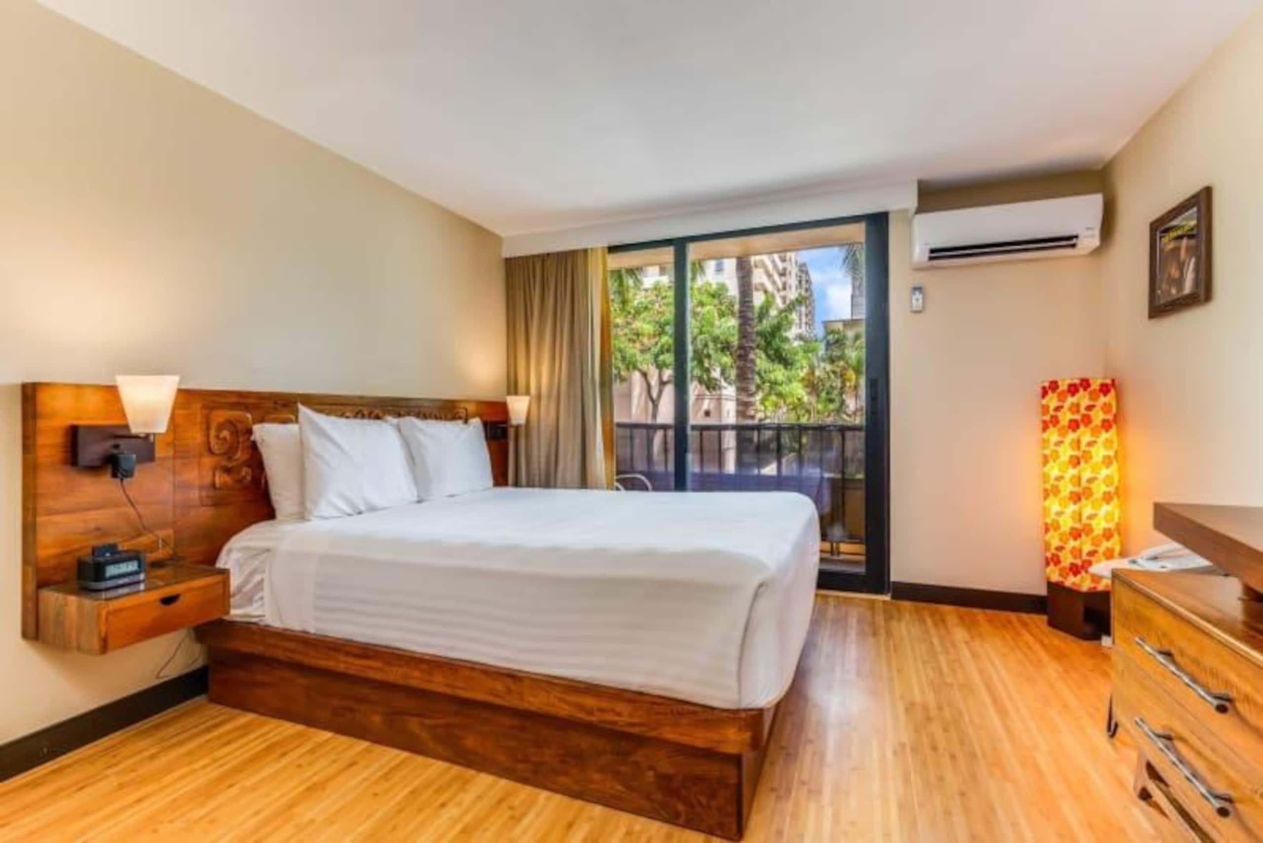 Condo in Honolulu · ★4.25 · Studio · 1 bed · 1 private bath - Image 4