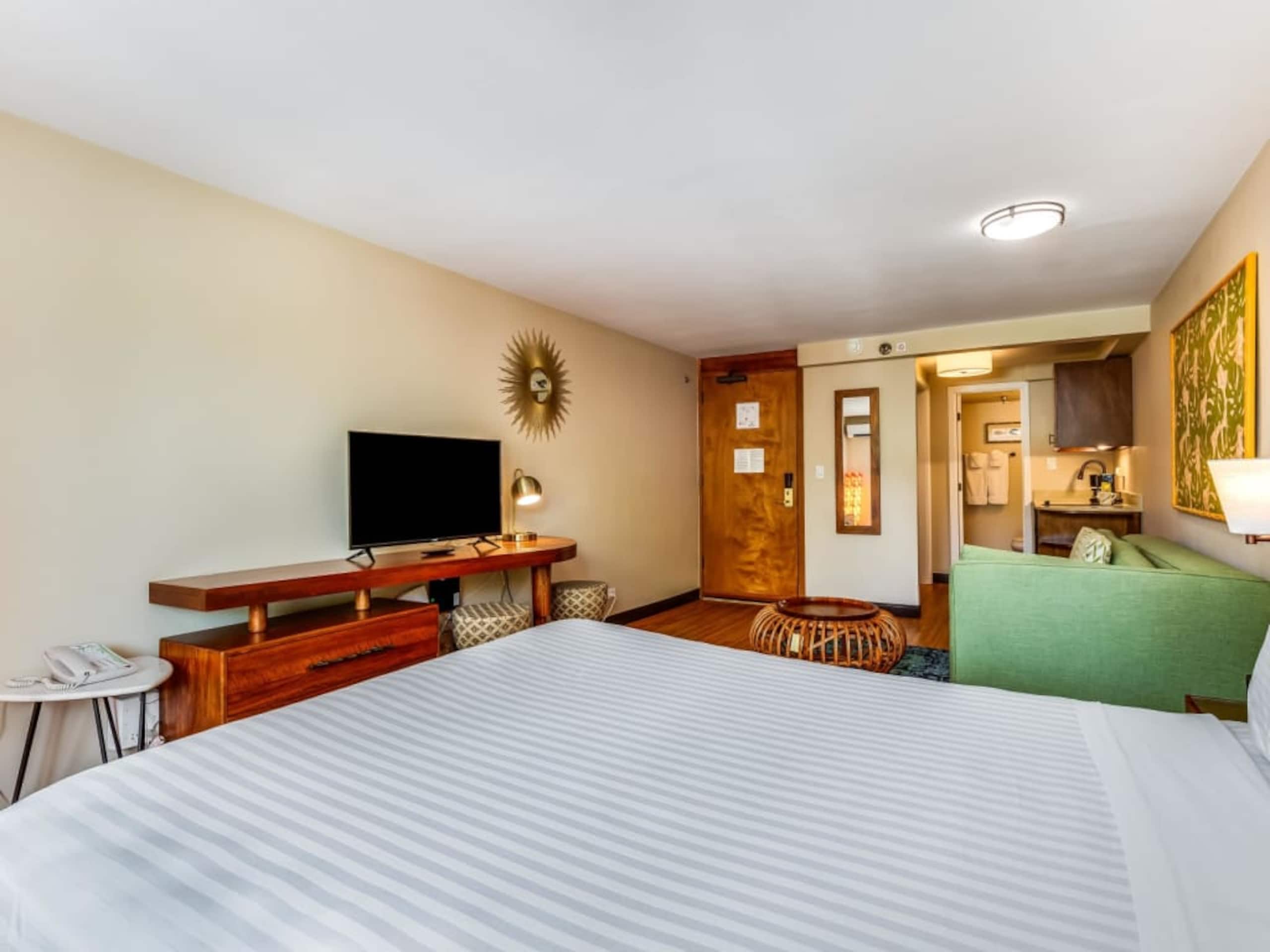 Condo in Honolulu · ★4.25 · Studio · 1 bed · 1 private bath - Image 34