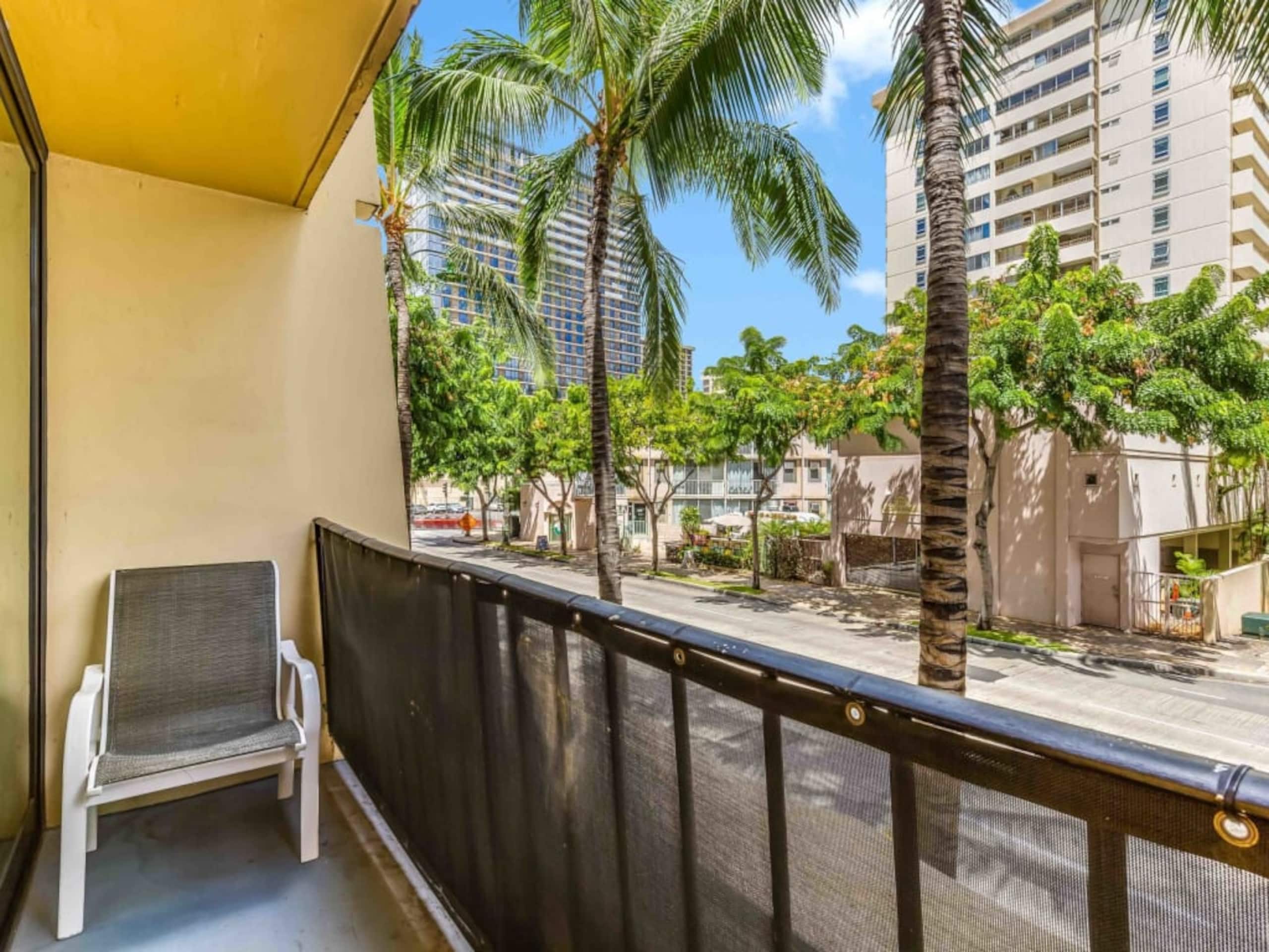 Condo in Honolulu · ★4.25 · Studio · 1 bed · 1 private bath - Image 28