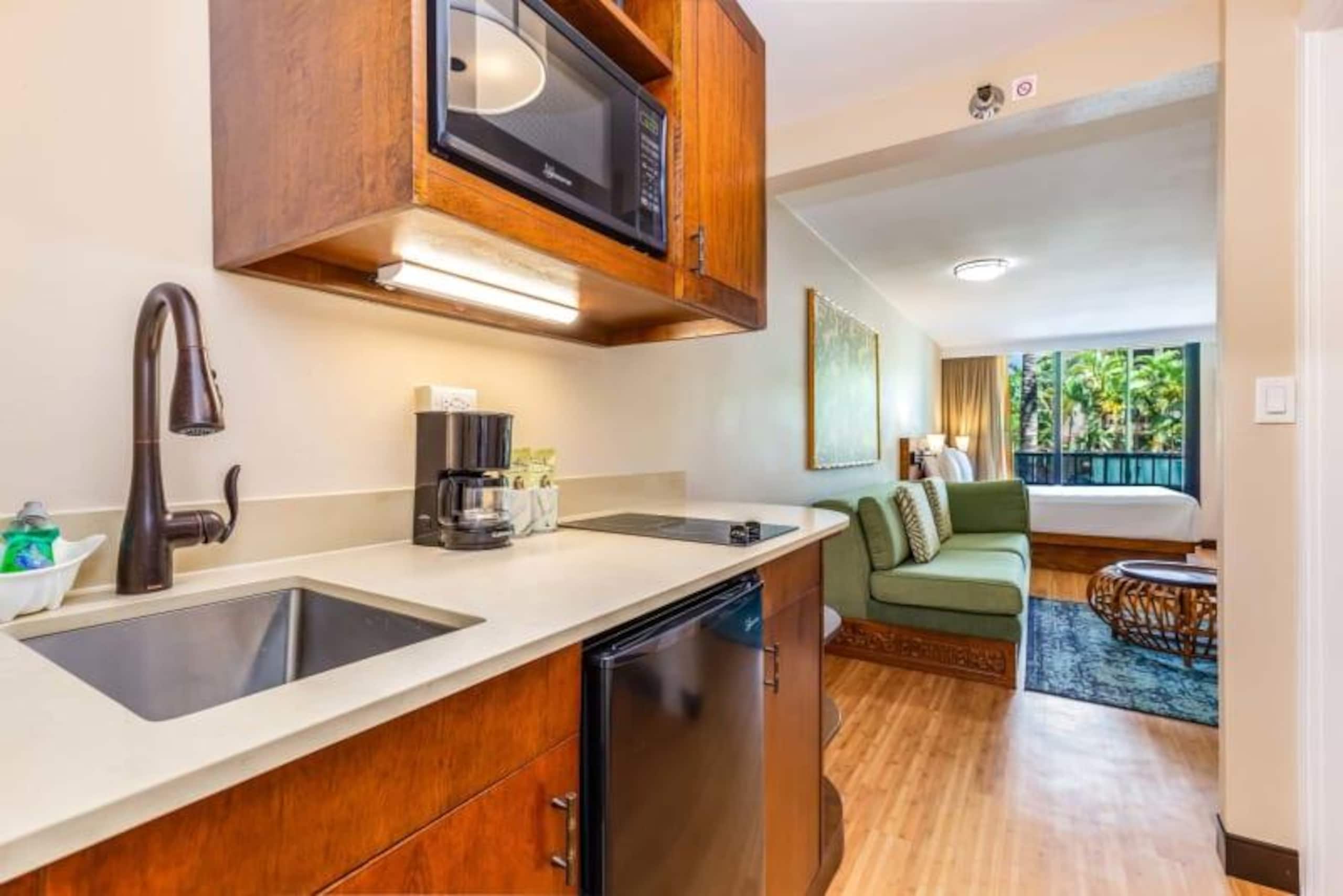 Condo in Honolulu · ★4.25 · Studio · 1 bed · 1 private bath - Image 7