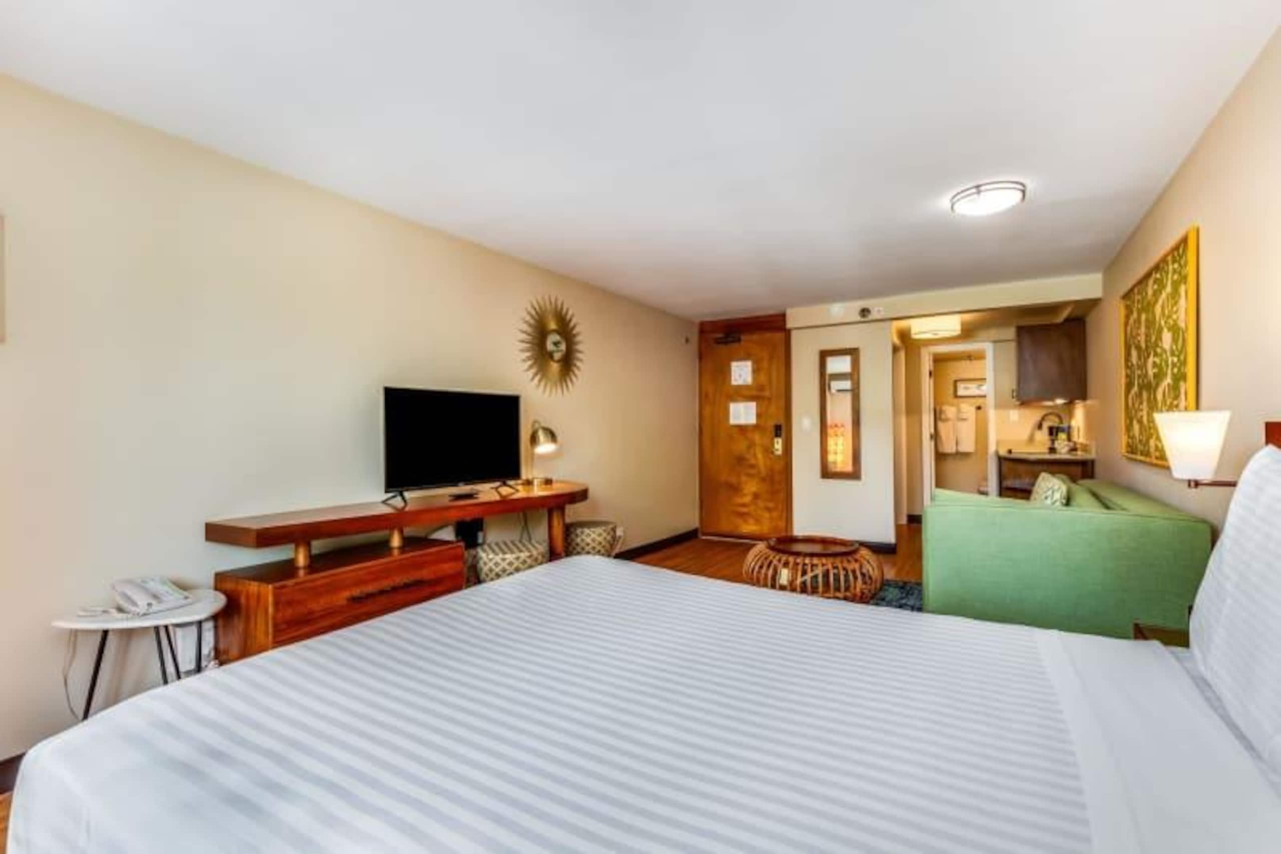 Condo in Honolulu · ★4.25 · Studio · 1 bed · 1 private bath - Image 12